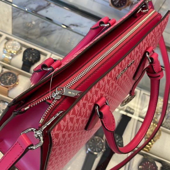 Michael Kors Sheila Medium Signature CZ Logo Satchel Crossbody Centr
Dragonfruit - Picture 5 of 16